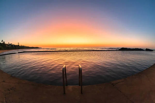 Spiaggia Oceano Marea Piscina Close Con Acquerello Cielo Riflessione Dall — Foto Stock