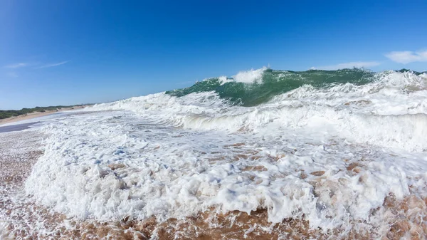 Παραλία Άμμος Θάλασσα Κύματα Θάλασσα Shorebreak Συντρίβεται Κολύμπι Συνάντηση Της — Φωτογραφία Αρχείου