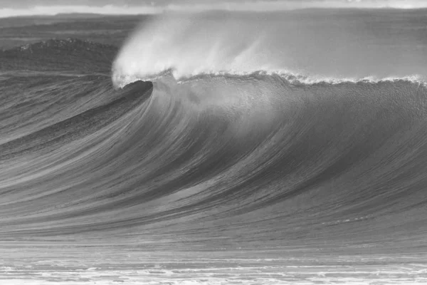 Oceán Vlna Vzpřímený Moře Voda Shazovat Lámání Malebné Černobílé Foto — Stock fotografie