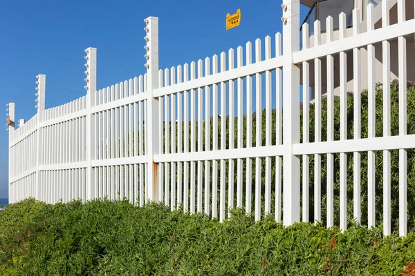 White Electrified Boundary Fence Blue Sky Garden Shrubs — Fotografia de Stock