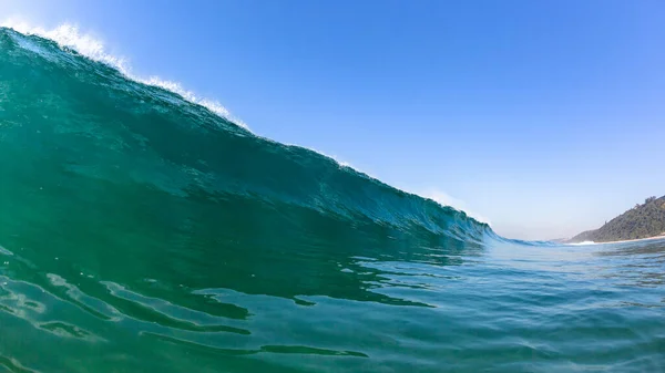 Óceánhullám Úszás Találkozás Közeli Perspektívája Hosszú Fal Tengervíz Kék — Stock Fotó