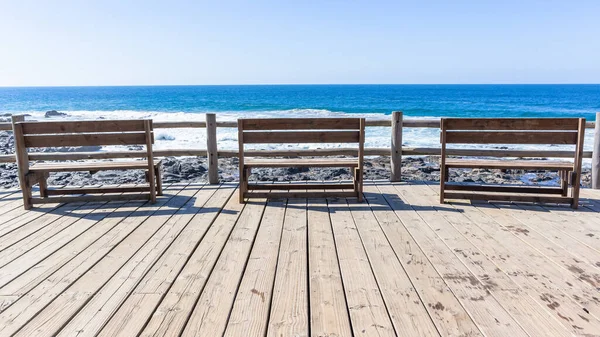 Beach Ocean Rocky Coastline Public Walkway Three Sitting Wood Chair — Stock Photo, Image