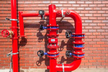 Yeni fabrika deposu yüksek basınçlı borularla inşa edilmiş. Yangın söndürme vanaları. Bina duvarına yerleştirilmiş..