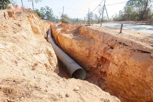Vízvezeték Építése Nagy Acélcsövek Mélyföldi Árokban Amelyeket Mérnökök Szereltek Fel — Stock Fotó