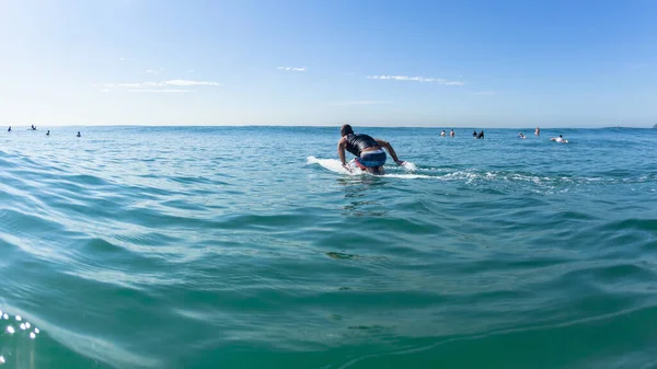 Surfer Kneeling Unidentified Paddling Long Board Backline Blue Horizon Sky — Stock Photo, Image