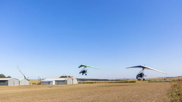 Flying Microlight Two Aircrafts Flying Pilot Passenger Take Landing Rural — Foto Stock