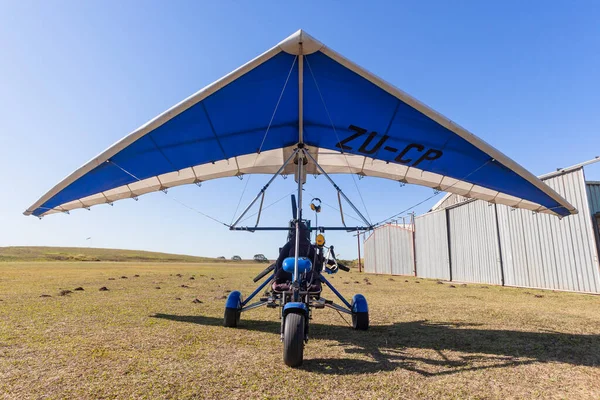 Flying Microlight Aircraft Close Hangars Rural Countryside Farm Grass Airstrip — Stockfoto