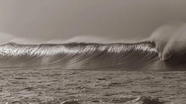 Welle Aufrecht Große Wand Aus Meerwasser Wind Gischt Krachenden Ozean — Stockfoto