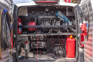 Mobil taşımacılık aracındaki Medya Elektronik Sistemleri ekipmanı açık hava ve spor etkinlikleri için mobil televizyon fotoğrafçılığı uydu etkinlikleri için ayarlandı.