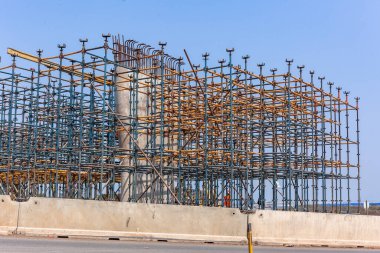 Endüstriyel inşaat yeni karayolu üst geçidi genişleme üstgeçit beton sütunlar beton çelik yapılar kırsal alandaki projenin yarı yolunda ilerlemesi.