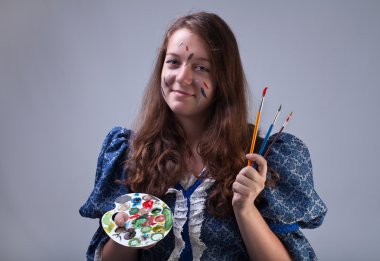 Genç ressam paleti ve Boya fırçaları ile