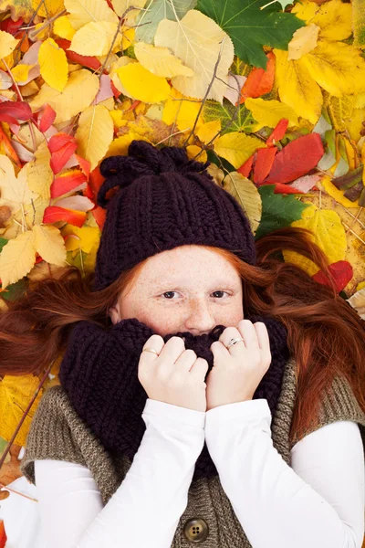 Sproeterig meisje in bladeren — Stockfoto