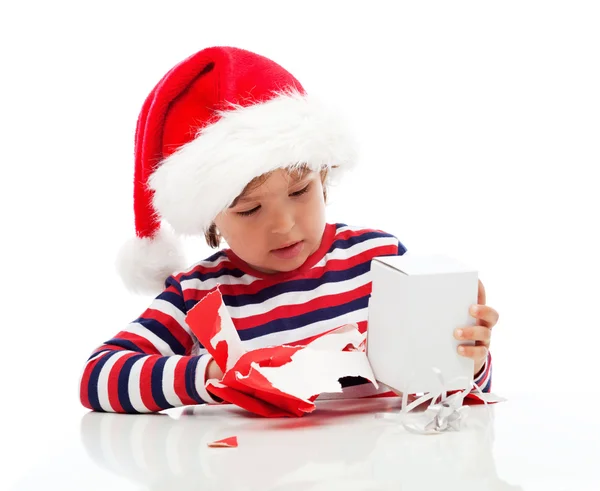 Pequeño niño desembalaje regalo — Foto de Stock