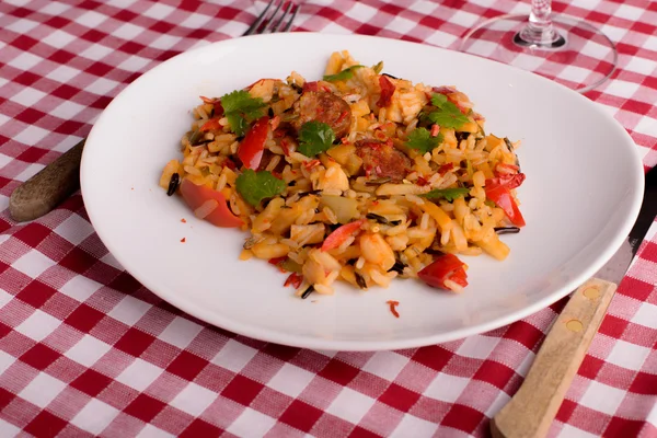 Beyaz tabakta Cajun jambalaya