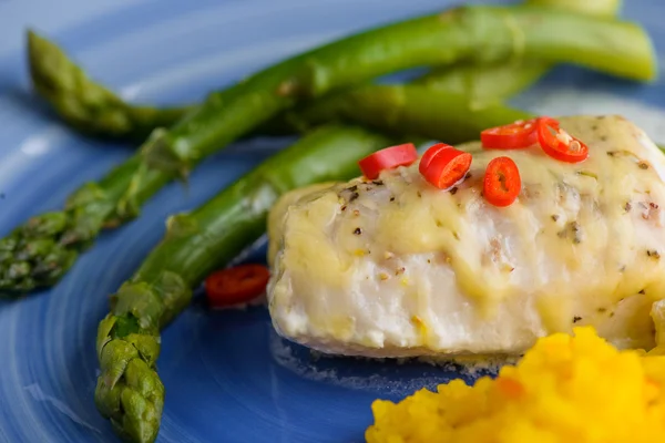 White fish with saffron rice and some cheese on top and aspargus — Stock Photo, Image