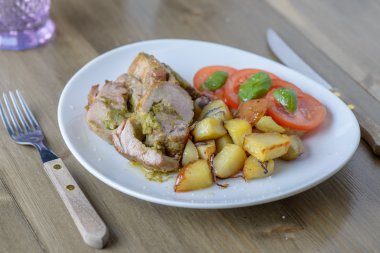 oyuncak domuz filetosu domates ve fesleğen bir ol tarafta