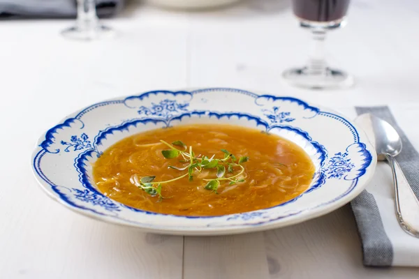 Sopa clásica de cebolla francesa en una mesa de madera blanca con wi rojo — Foto de Stock