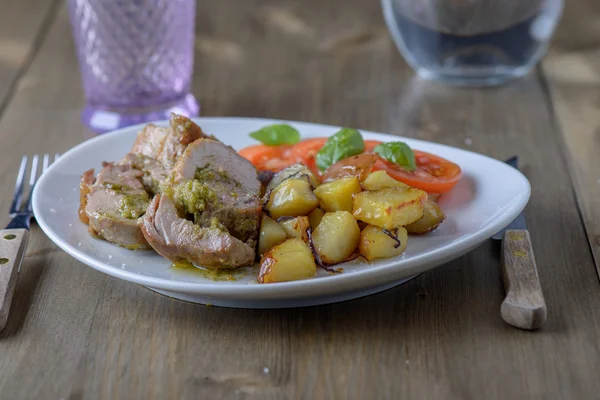 Gevulde varkensfilet met tomaten en basilicum aan de kant op een ol — Stockfoto