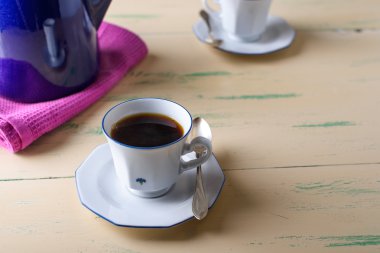 Kahve fincanı ahşap masada