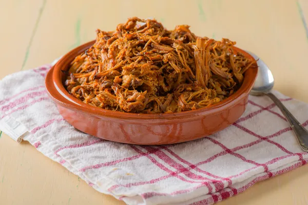 Piatto pieno di carne di maiale tirata su un piatto rotondo — Foto Stock