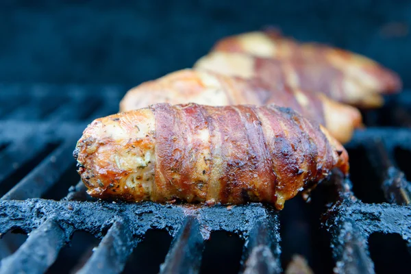 Poulet grillé roulé dans du bacon — Photo