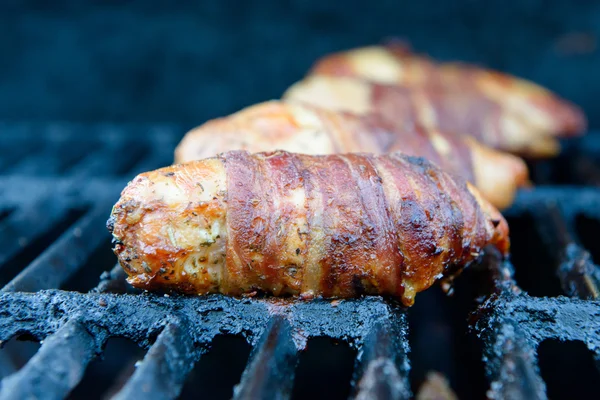 Gegrilde kip gerold in spek — Stockfoto