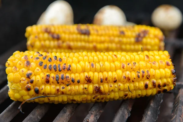 Bbq 위의 노란색 맛있는 옥수수 — 스톡 사진