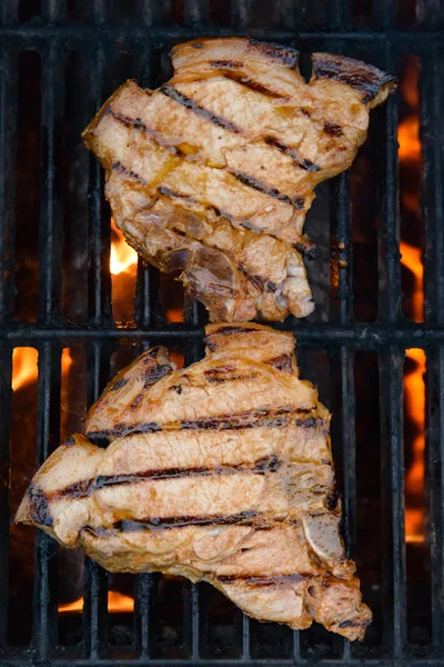 BBQ varkensvlees koteletten op de grill — Stockfoto