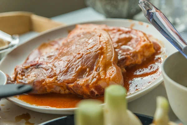 Marinerat kött redo för grillen — Stockfoto