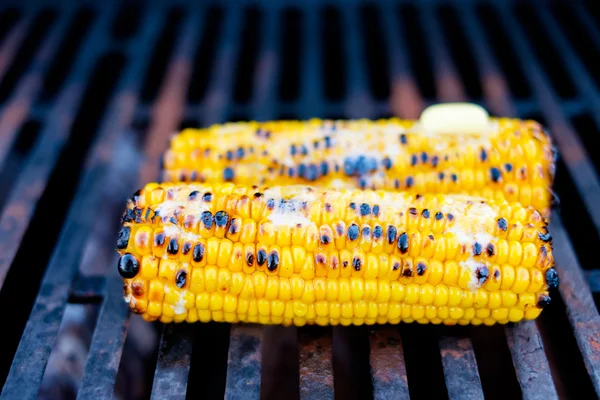 Maïs gegarneerd met boter op de grill — Stockfoto