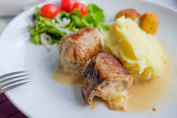 Beef roulade with mashed potatoes and vegetables — Stock Photo, Image