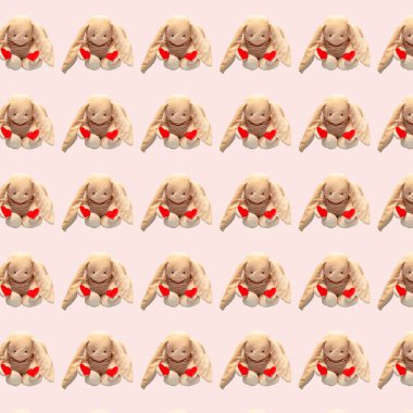 Pençelerinde iki kupa olan bir tavşan resmi olan desen.