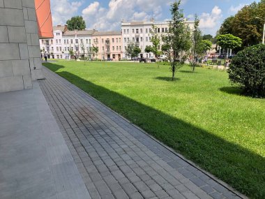 The Ground for Street Road 'daki Monotone Gray Brick Stone' un Perspektif Manzarası. Kaldırımlar, kaldırımlar, kaldırımlar, kaldırımlar, Vintage Design Meydanı Döşeme Kalıpları Arka planı, ev, çimenler