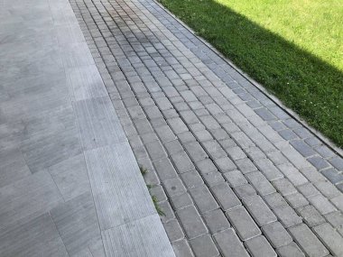 The Ground for Street Road 'daki Monotone Gray Brick Stone' un Perspektif Manzarası. Kaldırımlar, kaldırımlar, kaldırımlar, kaldırımlar, Vintage Design Meydanı Döşeme Kalıpları Arka planı, ev, çimenler