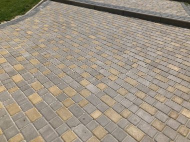 The Ground for Street Road 'daki Monotone Gray Brick Stone' un Perspektif Manzarası. Kaldırımlar, kaldırımlar, kaldırımlar, kaldırımlar, Vintage Design Meydanı Döşeme Kalıpları Arka planı, ev, çimenler