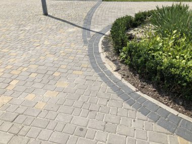 The Ground for Street Road 'daki Monotone Gray Brick Stone' un Perspektif Manzarası. Kaldırımlar, kaldırımlar, kaldırımlar, kaldırımlar, Vintage Design Meydanı Döşeme Kalıpları Arka planı, ev, çimenler