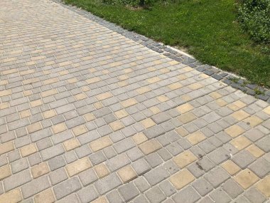 The Ground for Street Road 'daki Monotone Gray Brick Stone' un Perspektif Manzarası. Kaldırımlar, kaldırımlar, kaldırımlar, kaldırımlar, Vintage Design Meydanı Döşeme Kalıpları Arka planı, ev, çimenler