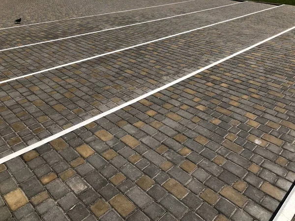 ストリートロードのための地面にモノトーングレーブリックストーンのパースペクティブビュー ドライブウェイ ヴィンテージデザインの床の正方形のパターンテクスチャの背景 — ストック写真