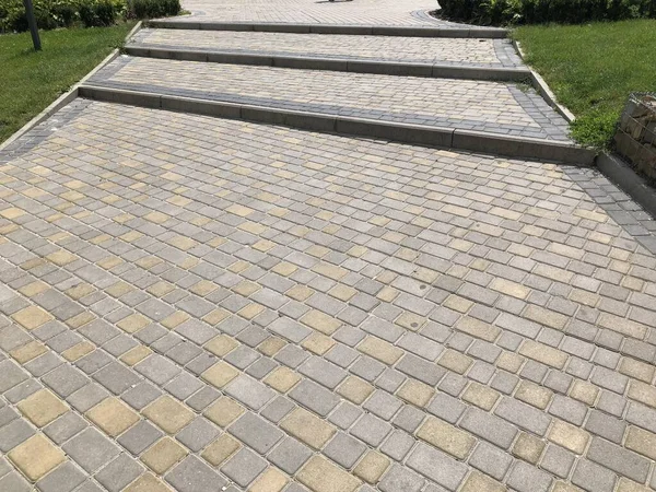 The Ground for Street Road 'daki Monotone Gray Brick Stone' un Perspektif Manzarası. Kaldırımlar, kaldırımlar, kaldırımlar, kaldırımlar, Vintage Design Meydanı Döşeme Kalıpları Arka planı, ev, çimenler