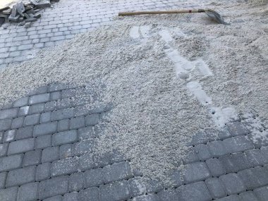 Gündüzleri şık bahçede çeşitli renklerde birbirine yakın köşeler.