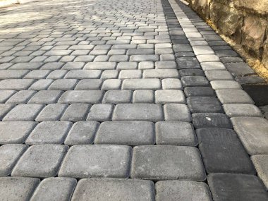 Gündüzleri şık bahçede çeşitli renklerde birbirine yakın köşeler.