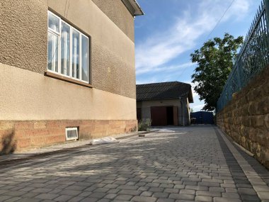 Gündüzleri şık bahçede çeşitli renklerde birbirine yakın köşeler.