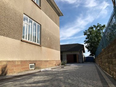 Gündüzleri şık bahçede çeşitli renklerde birbirine yakın köşeler.