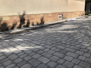 Gündüzleri şık bahçede çeşitli renklerde birbirine yakın köşeler.