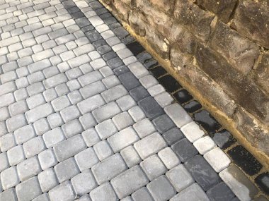 Gündüzleri şık bahçede çeşitli renklerde birbirine yakın köşeler.