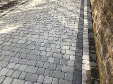 Gündüzleri şık bahçede çeşitli renklerde birbirine yakın köşeler.