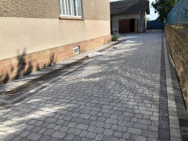 Gündüzleri şık bahçede çeşitli renklerde birbirine yakın köşeler.