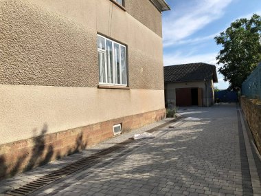 Gündüzleri şık bahçede çeşitli renklerde birbirine yakın köşeler.