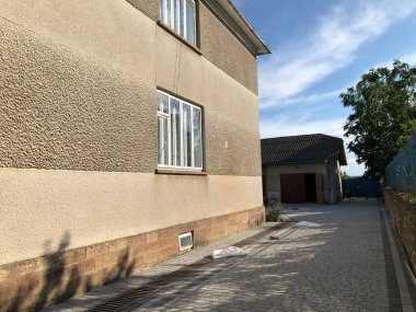 Gündüzleri şık bahçede çeşitli renklerde birbirine yakın köşeler.