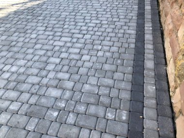 Gündüzleri şık bahçede çeşitli renklerde birbirine yakın köşeler.